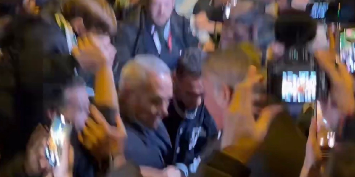 Brutal recibimiento al Betis en la Ciudad Deportiva tras ganar el derbi