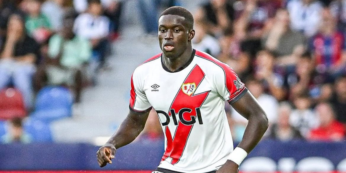Nobel Mendy en un partido con el Rayo Vallecano