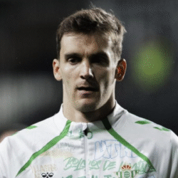 Diego Llorente en un calentamiento con el Betis