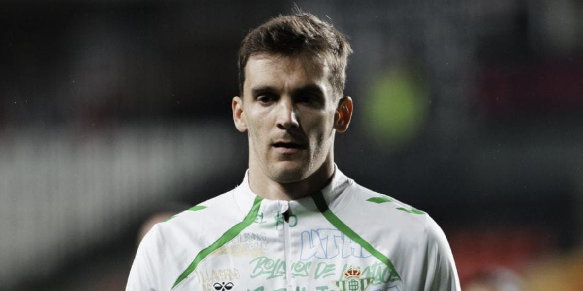 Diego Llorente en un calentamiento con el Betis 