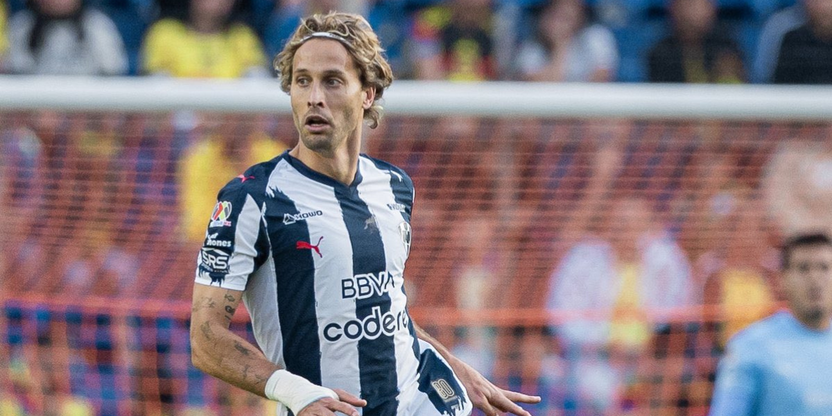 Sergio Canales durante un partido con Monterrey 