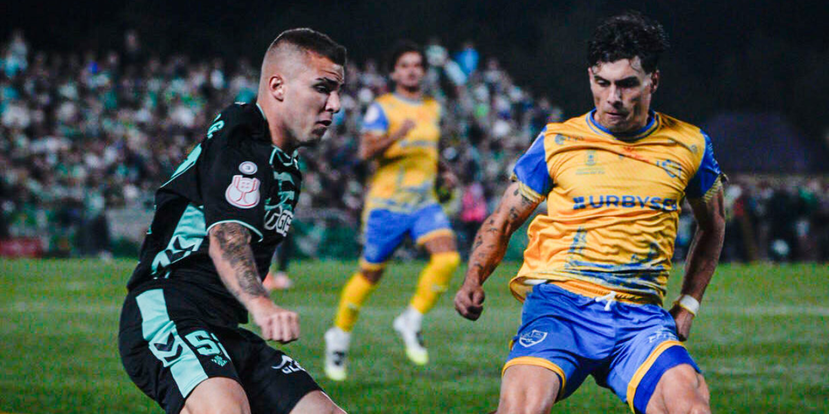 Pablo García disputando un partido de Copa con el Betis 