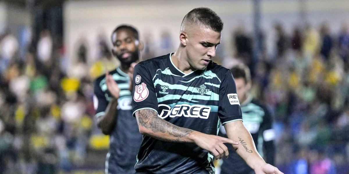Pablo García celebrando un gol con el Betis