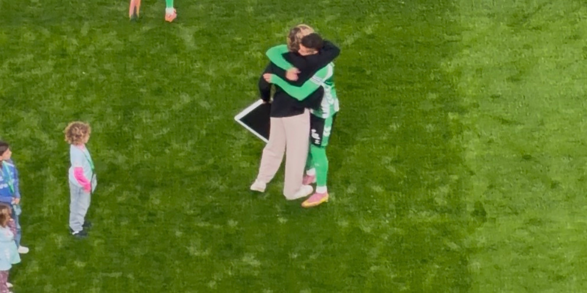 El abrazo de Canales y Deossa antes del Betis-Getafe