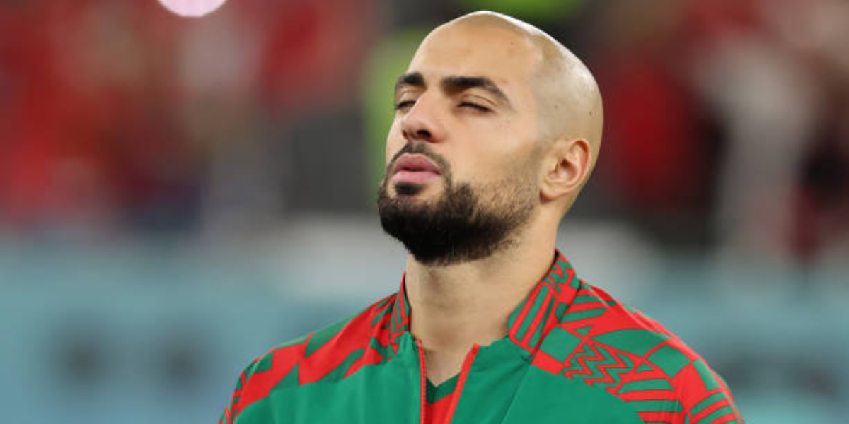 Amrabat durante el himno de Marruecos