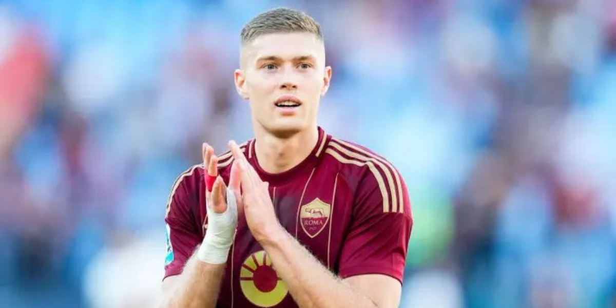 Dovbyk durante un partido de esta temporada con Roma 