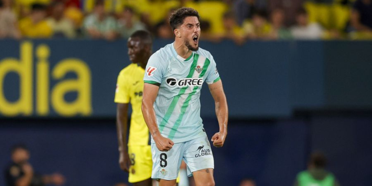 Fornals celebrando un gol del Betis en Villarreal 