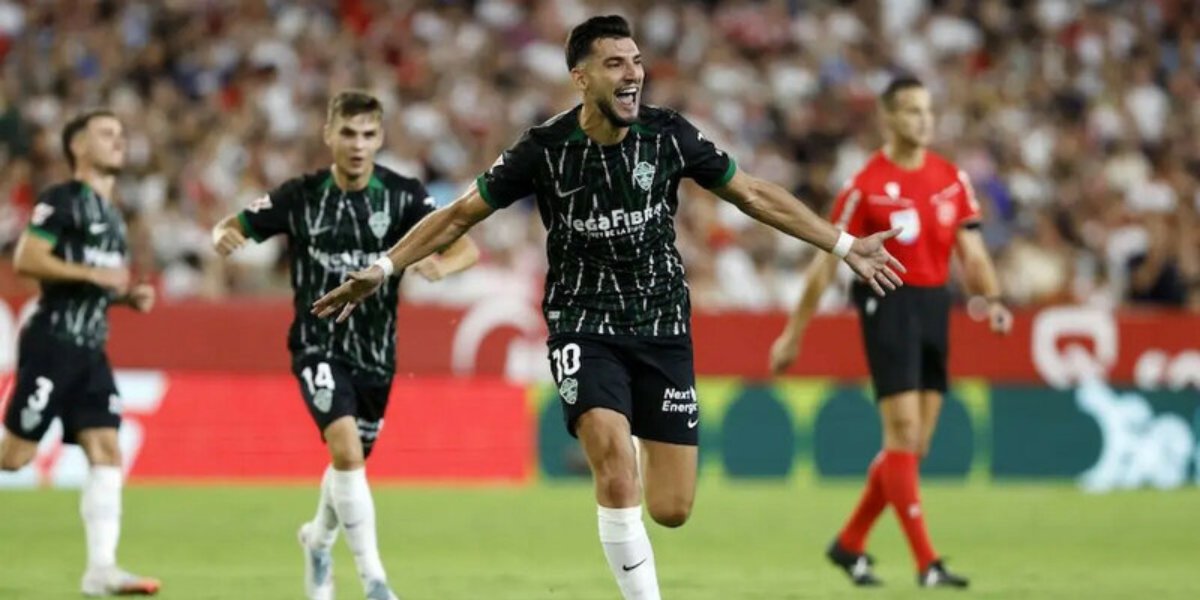 Rafa Mir celebra su gol al Sevilla en el Pizjuán
