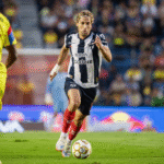 Sergio Canales en el duelo de Monterrey ante América