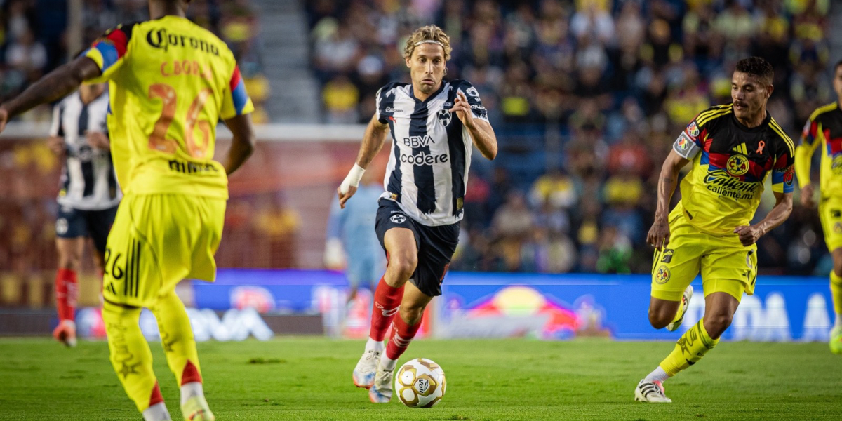 Sergio Canales en el duelo de Monterrey ante América