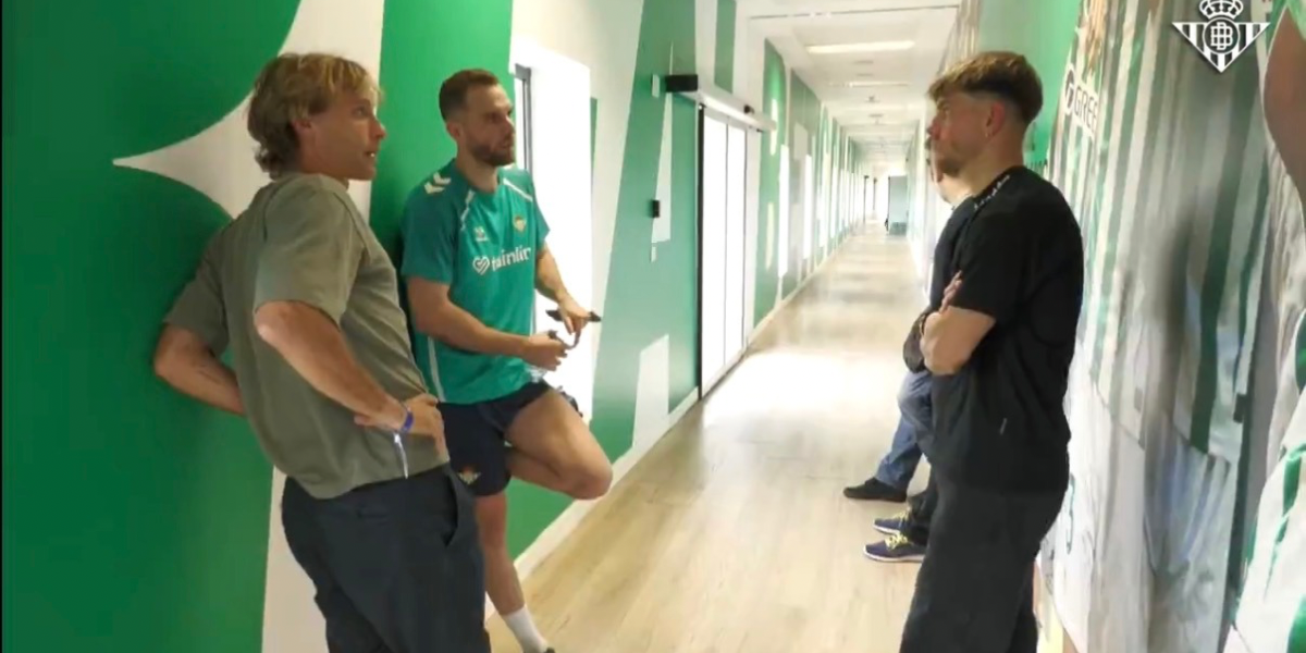 Canales hablando con sus ex compañeros del Betis 