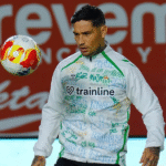 Chimy Ávila durante el calentamiento del Betis en Murcia