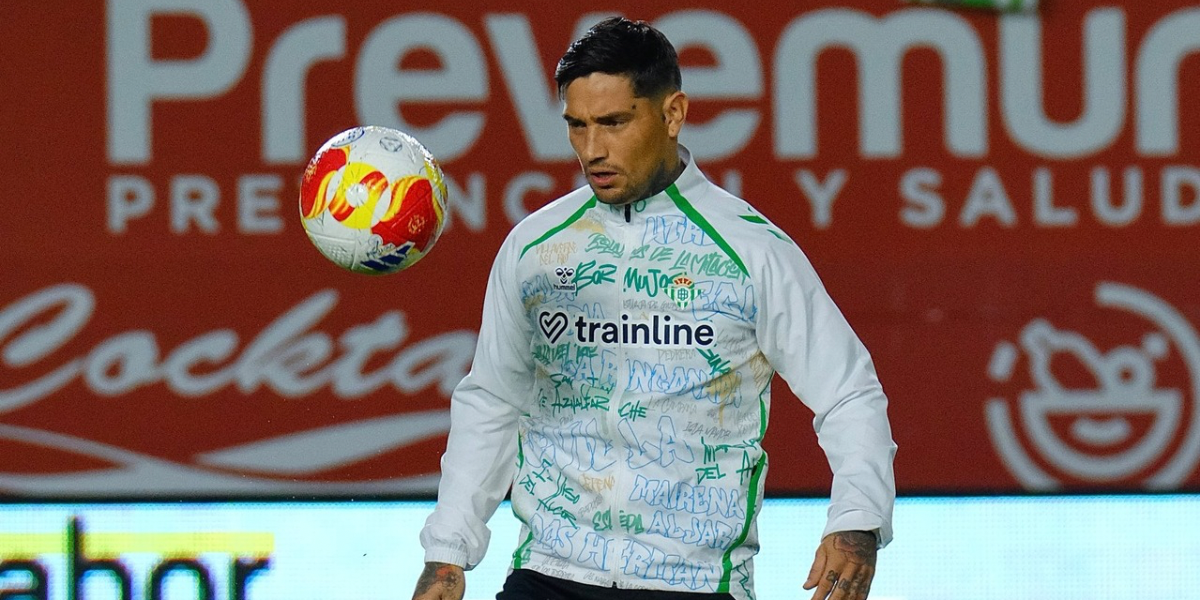 Chimy Ávila durante el calentamiento del Betis en Murcia