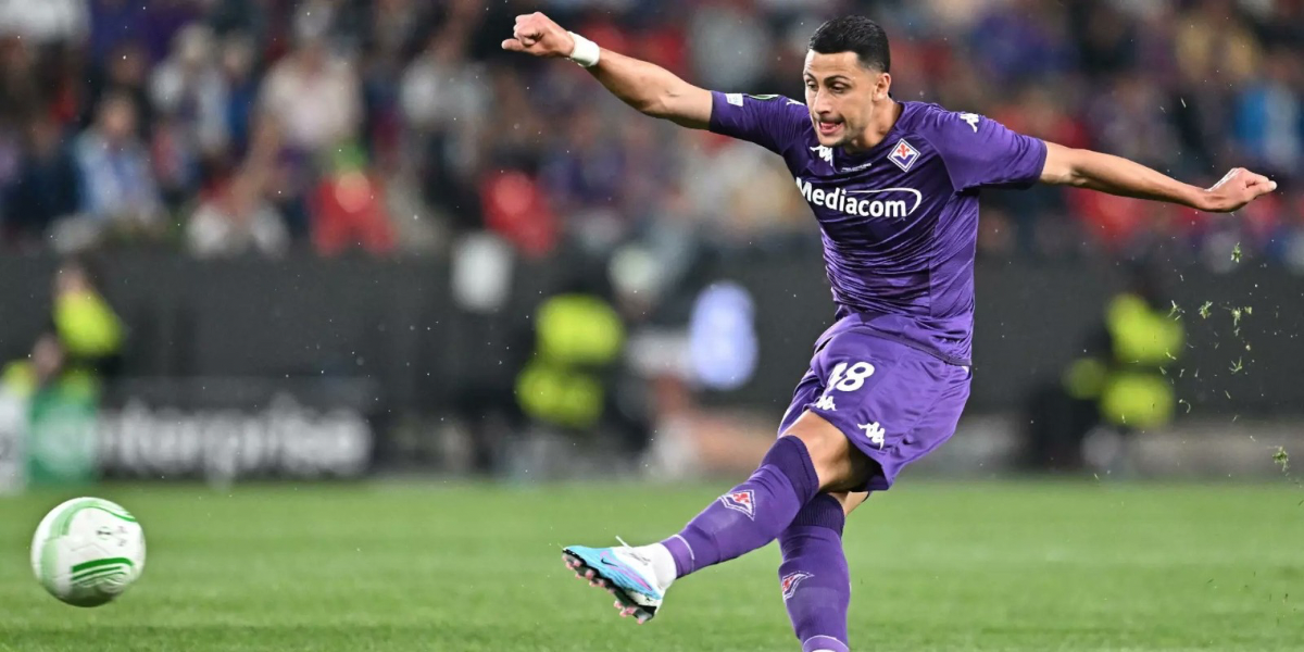 Mandragora sacando una falta con la Fiorentina 