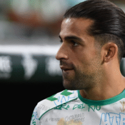 Ricardo Rodríguez saliendo como suplente con el Betis