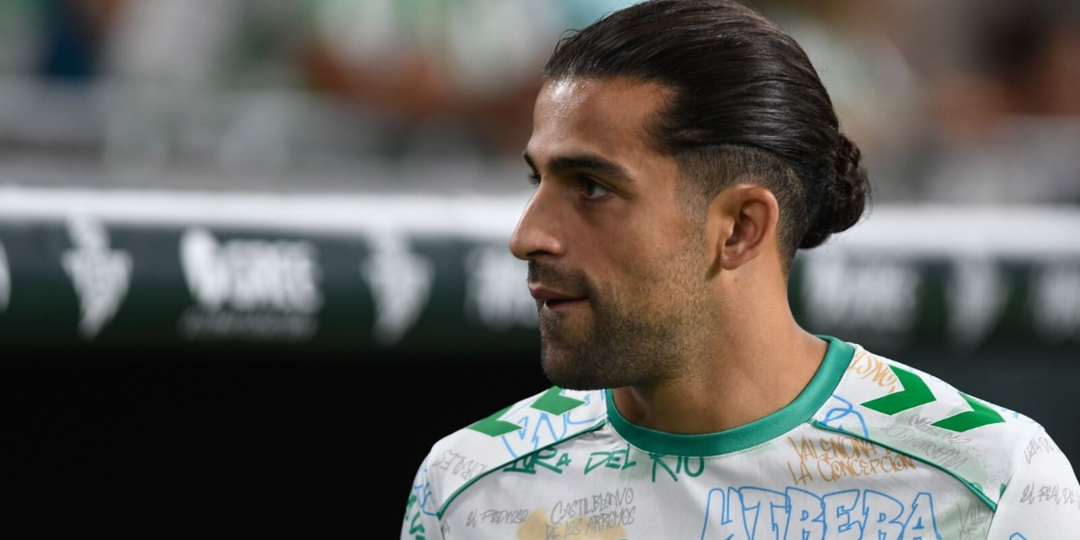Ricardo Rodríguez saliendo como suplente con el Betis 