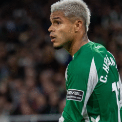 Cucho Hernández en un partido del Betis en La Cartuja