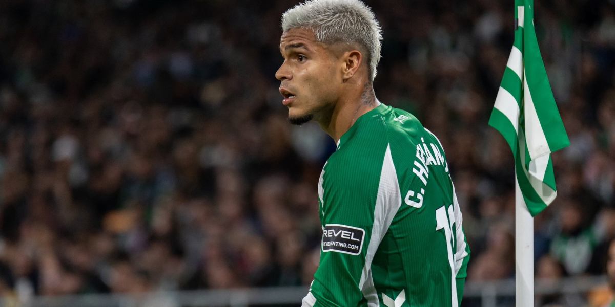 Cucho Hernández en un partido del Betis en La Cartuja