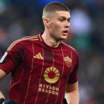 Dovbyk durante un partido con la Roma