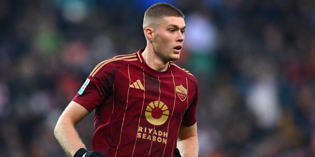 Dovbyk durante un partido con la Roma