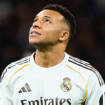 Mbappe lamentándose de un fallo