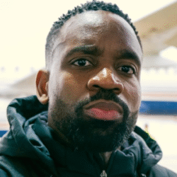 Bakambu antes de viajar a Zagreb con el Betis