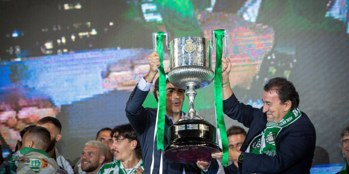 Los dirigentes del Betis con la Copa del Rey