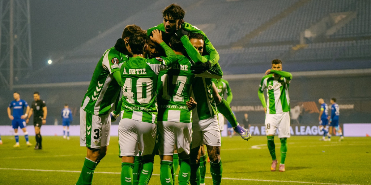 El Betis celebra la victoria en Zagreb