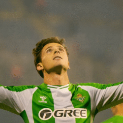 Riquelme celebrando su primer gol europeo