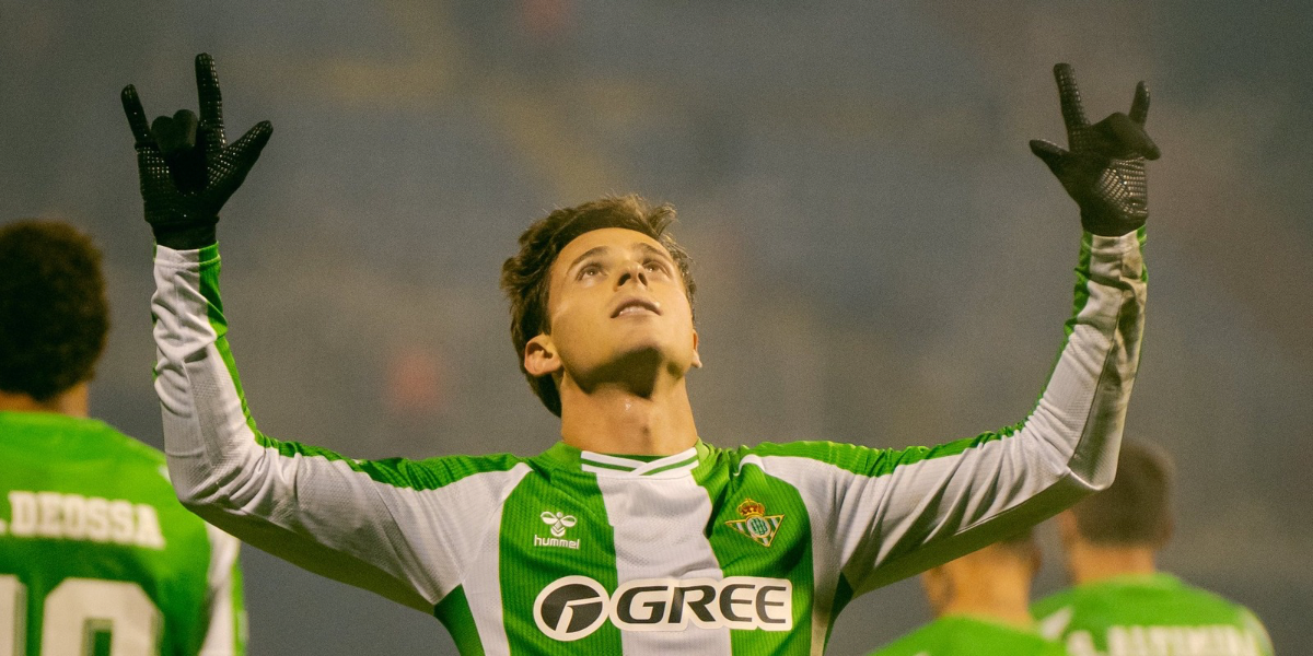 Riquelme celebrando su primer gol europeo