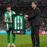 Abde recibe el reconocimiento por cumplir 100 partidos con el Betis