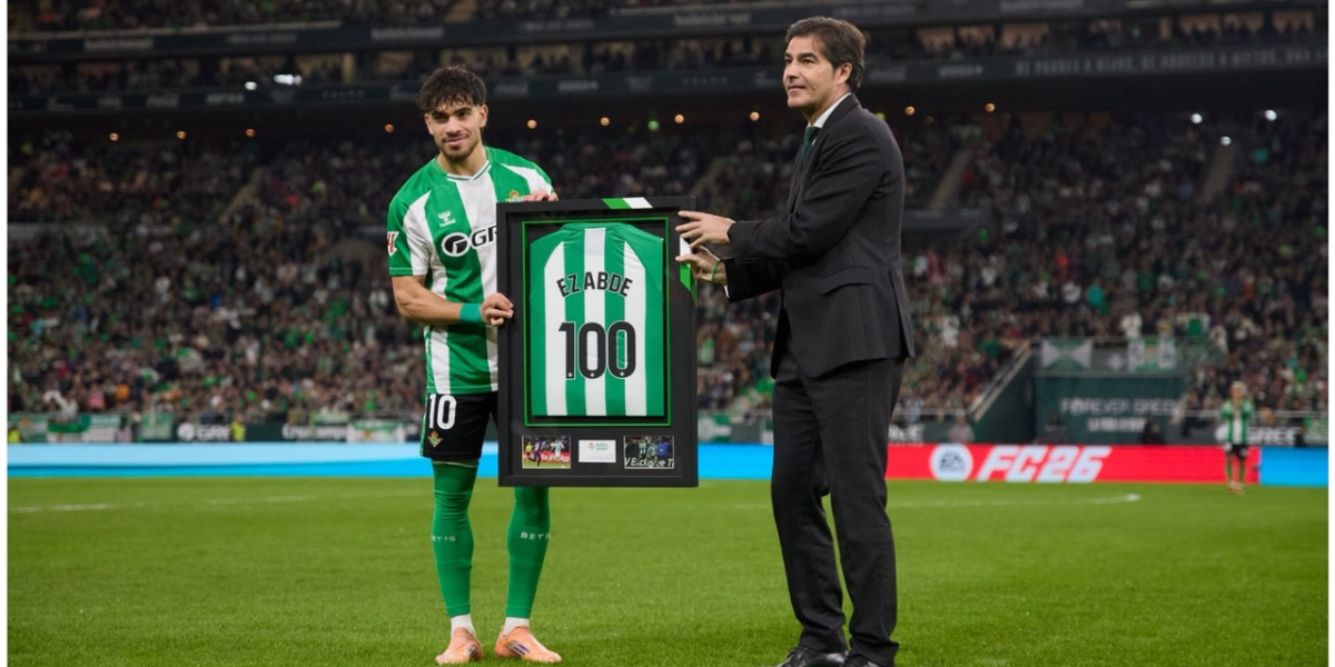 Abde recibe el reconocimiento por cumplir 100 partidos con el Betis