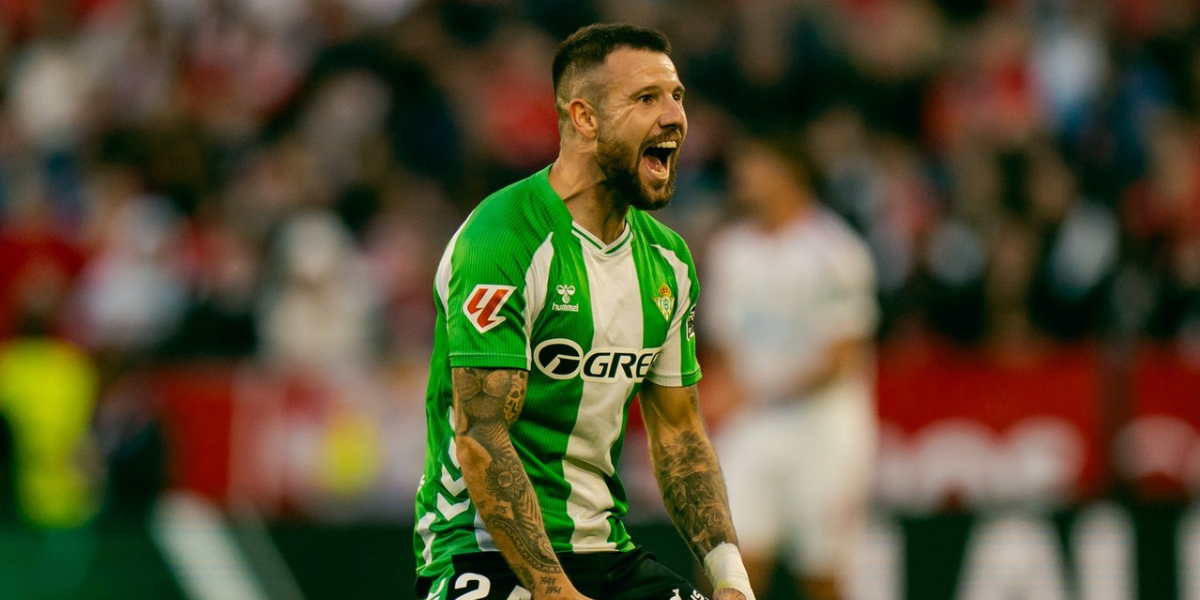 Aitor Ruibal celebra tras ganar el derbi 