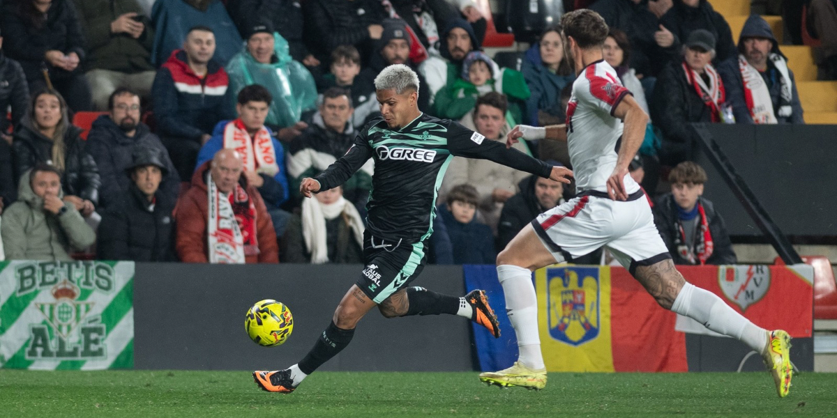 Cucho Hernández con el balón en el duelo ante el Rayo 