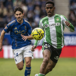 Junior Firpo durante un lance del juego ante el Oviedo