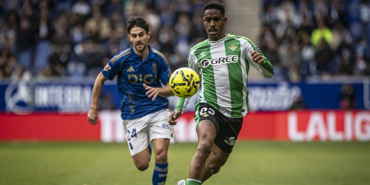 Junior Firpo durante un lance del juego ante el Oviedo 