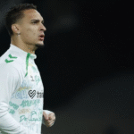 Antony en el calentamiento previo al Villarreal