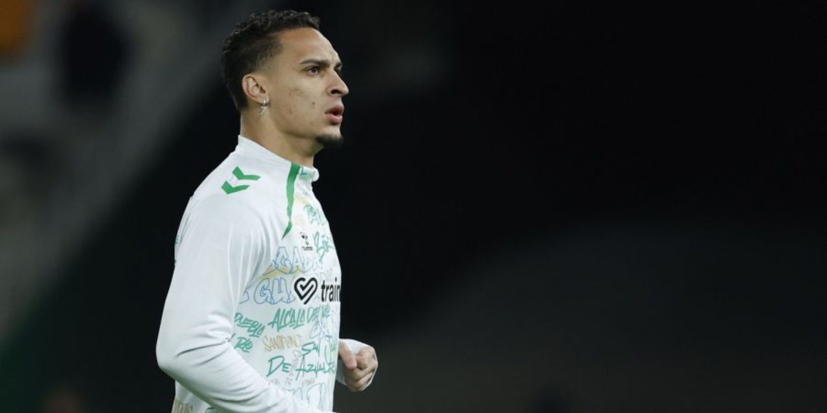 Antony en el calentamiento previo al Villarreal