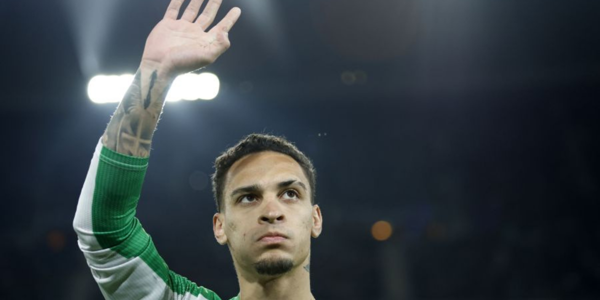 Antony tras ser sustituido ante el Villarreal