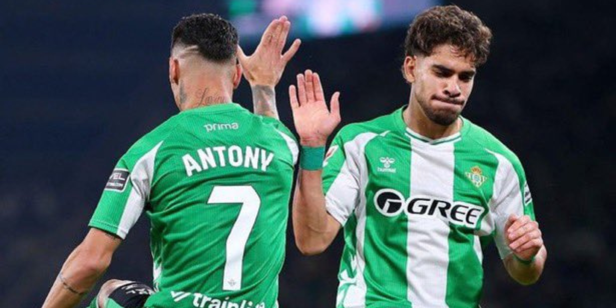 Abde y Antony celebrando un gol con el Betis