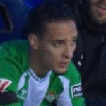 Antony en el banquillo tras ser reemplazado ante el Alavés