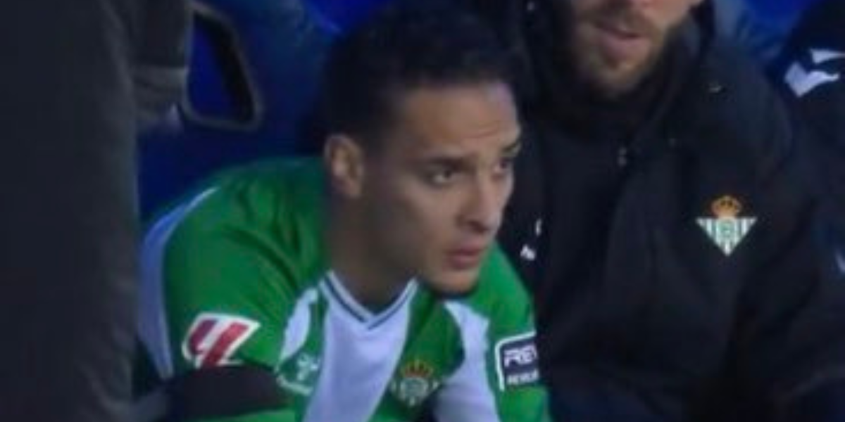 Antony en el banquillo tras ser reemplazado ante el Alavés