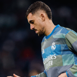 Dani Ceballos durante un calentamiento con el Madrid