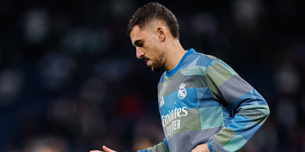 Dani Ceballos durante un calentamiento con el Madrid  