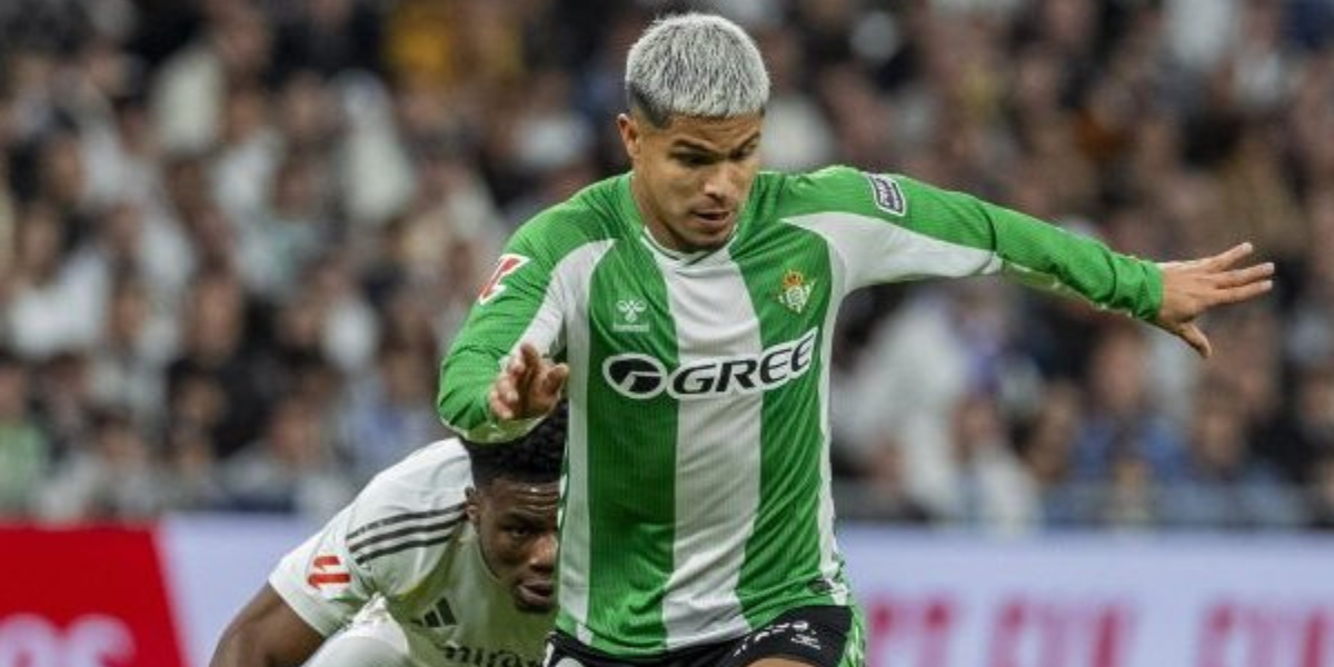 Cucho Hernández durante el choque del Betis ante el Madrid