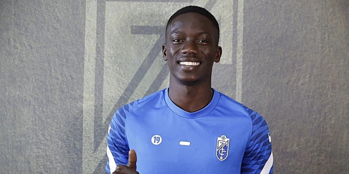 Faye con la camiseta de entrenamiento del Granada