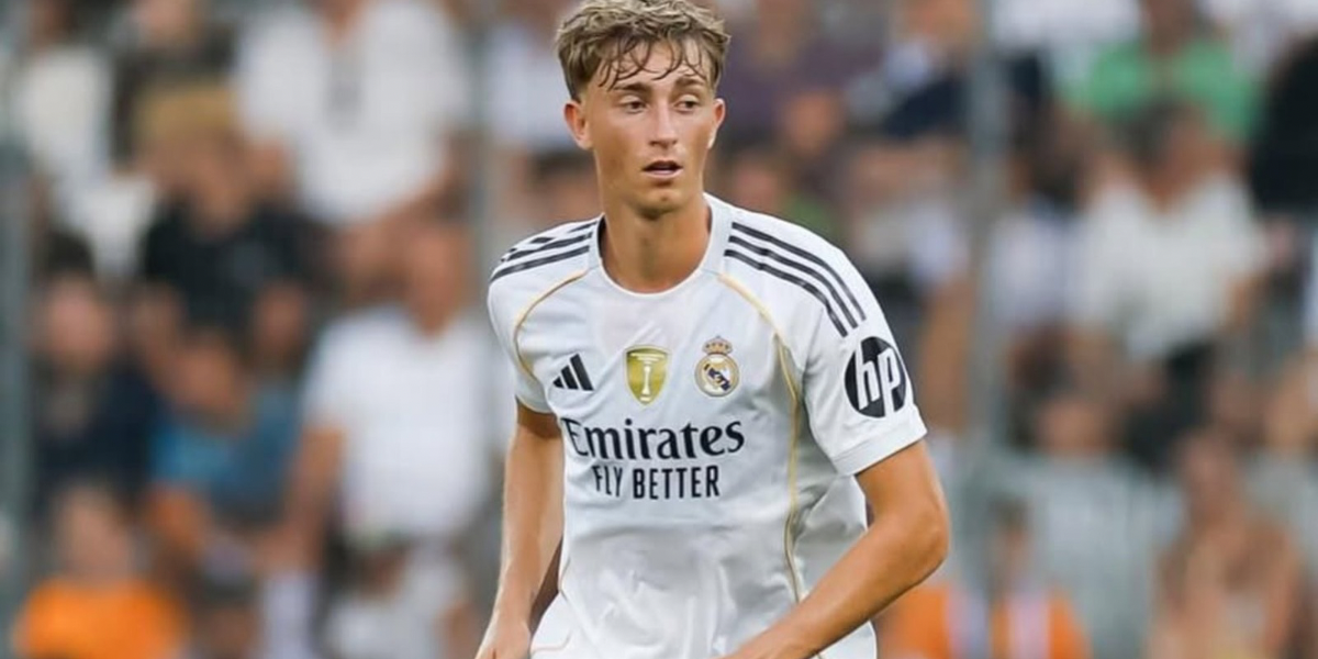 Huijsen en un partido con el Madrid 