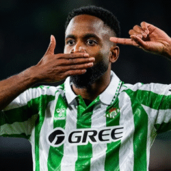 Bakambu celebra un gol con el Betis