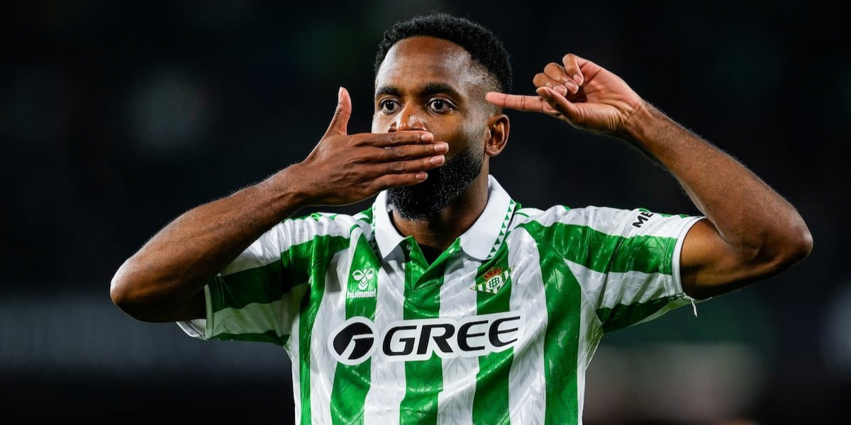 Bakambu celebra un gol con el Betis 