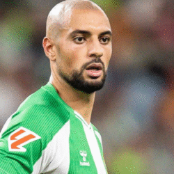 Amrabat durante un encuentro con el Betis